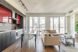 Design Apartment | Living area | 40-inch Smart TV with cable channels