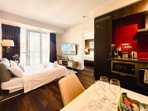 Apartament empresarial | Sala d'estar | Televisor intel·ligent de 40 polzades amb canals per cable 