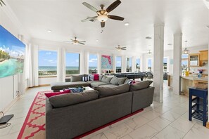 Smart TV, DVD player, ping pong, books - Oceanfront Flagler - Pool, Billiards, Pet-Friendly (Palm Coast)