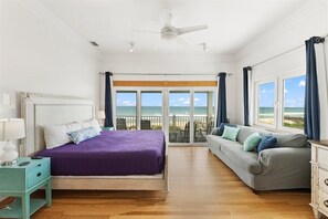 4 室のベッドルーム、デスク、アイロン / アイロン台、旅行用ベビーベッド