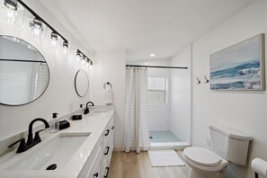 Secadora de cabello, toallas, jabón, papel de baño 
