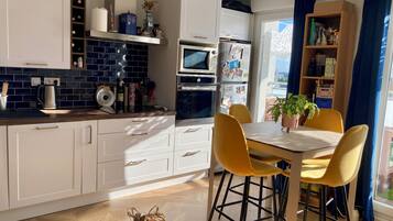 Een microgolfoven, een oven, een kookplaat, een vaatwasser