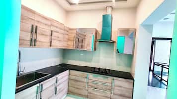 Microondas, horno, placa de cocina y lavavajillas