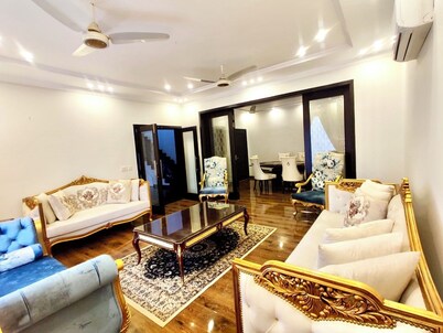 Luxury Villa 5 Bedroom, DHA , Phase 6 Near Dolmen Mall