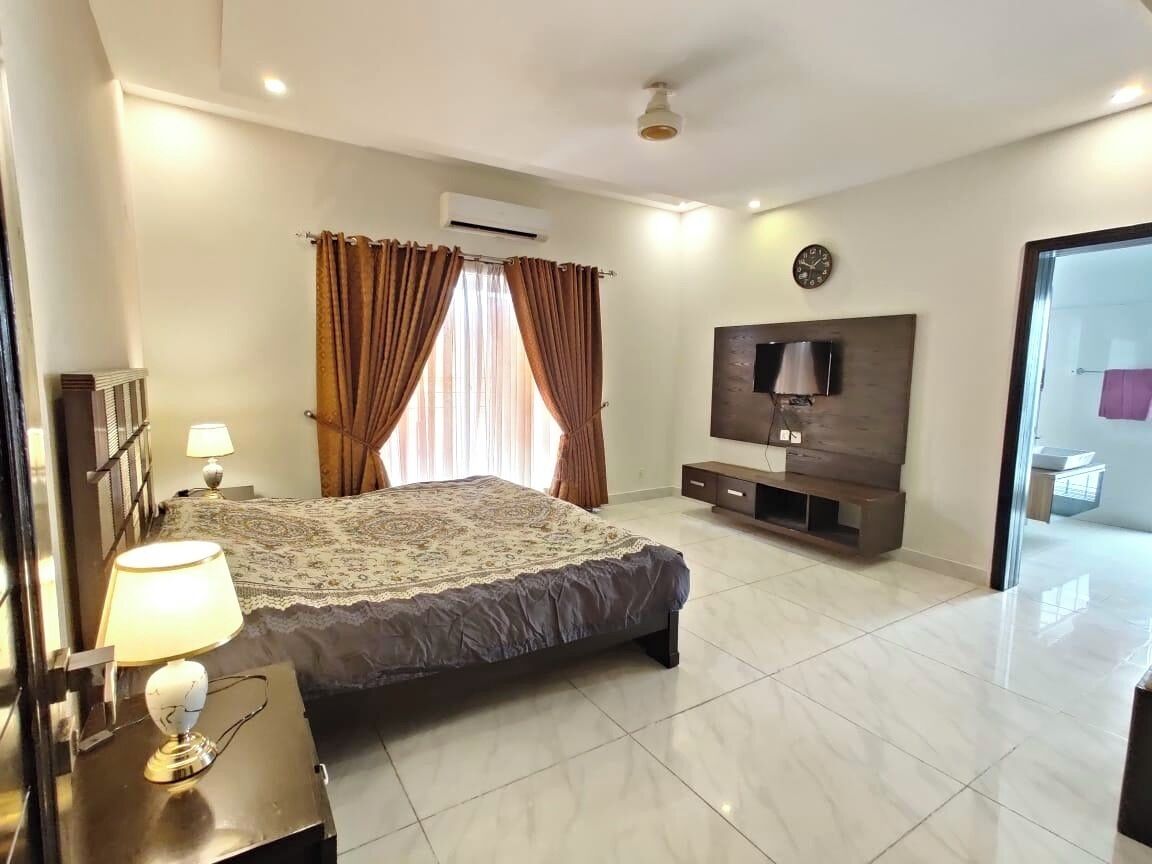 5 bedrooms, iron/ironing board, free WiFi, bed sheets