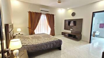 5 bedrooms, iron/ironing board, free WiFi, bed sheets