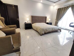 5 bedrooms, iron/ironing board, free WiFi, bed sheets