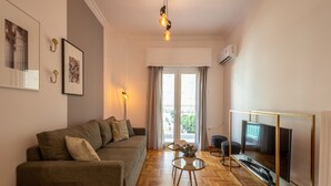 Een moderne woonkamer met een bank, een televisie en een salontafel.
