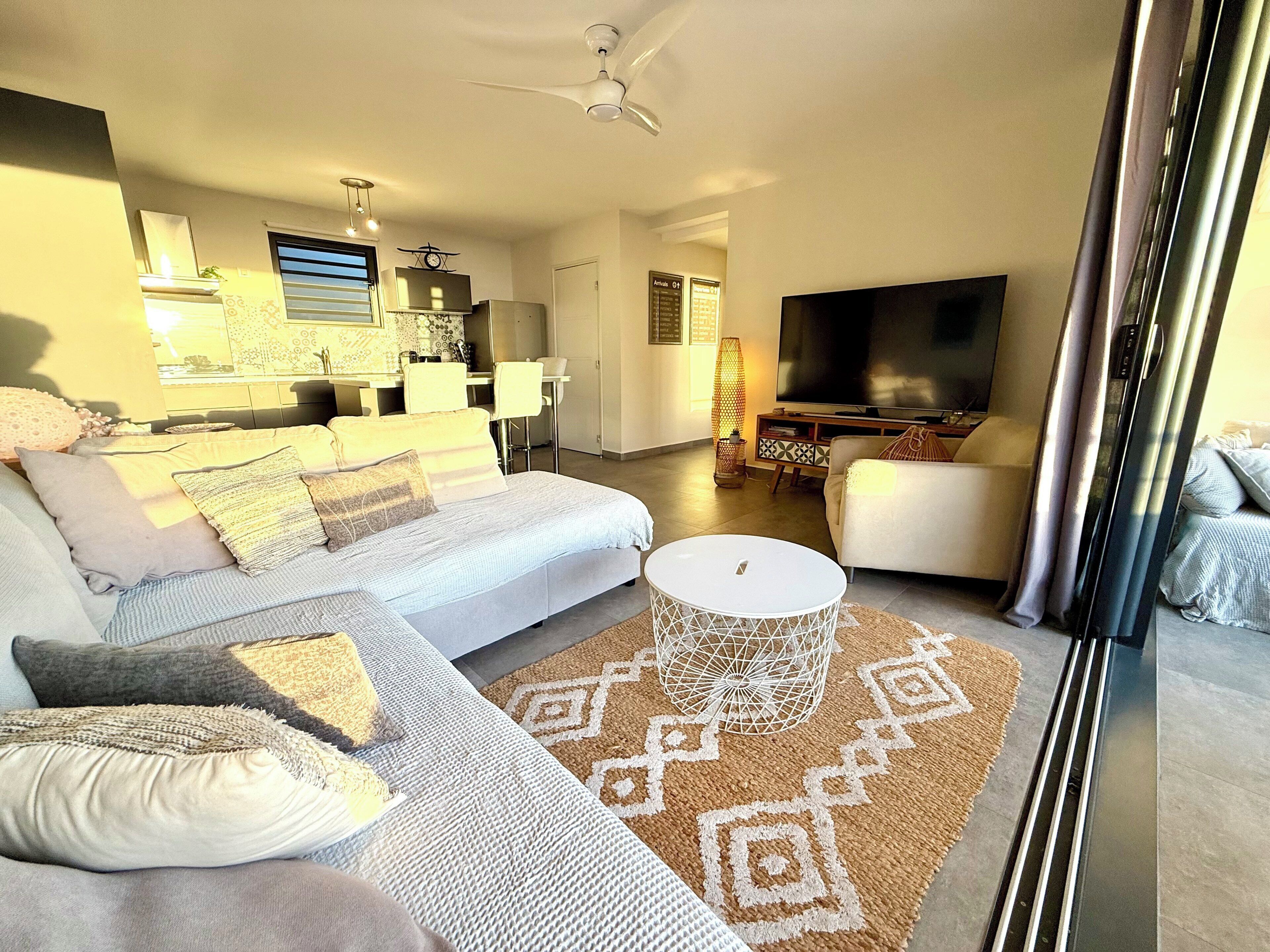 Una televisión, libros, un reproductor estéreo