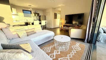 Una televisión, libros, un reproductor estéreo