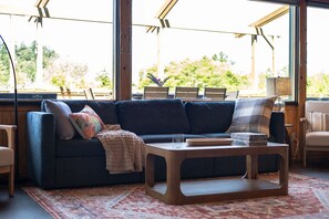 Téléviseur connecté, foyer, jeux vidéo, table de baby-foot