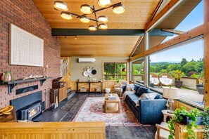 Téléviseur connecté, foyer, jeux vidéo, table de baby-foot