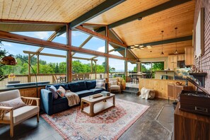 Téléviseur connecté, foyer, jeux vidéo, table de baby-foot