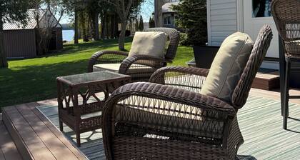 Cozy cottage with pond and lake views in charming Garden