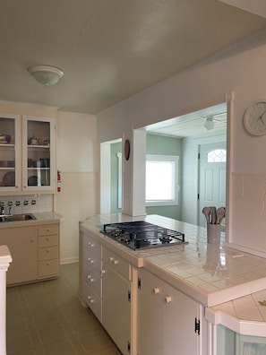 Fridge, microwave, stovetop, coffee/tea maker - Cozy cottage with pond and lake views in charming Garden (Garden)