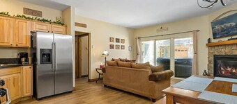 Heart of Downtown - Private Hot Tub, Heated Garage, Fireplace & Washer/Dryer