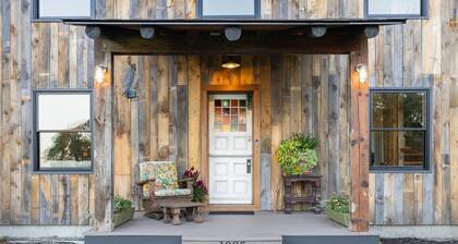 Stunning Farmhouse - Private Pool & Vintage Arcade - Close to Newport & Beaches