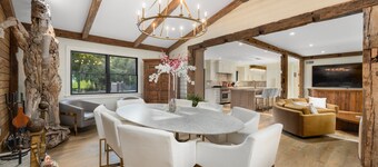 Stunning Farmhouse - Private Pool & Vintage Arcade - Close to Newport & Beaches