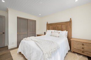4 bedrooms, desk, iron/ironing board, travel cot