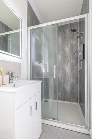 Secador de pelo y toallas