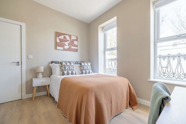 1 dormitorio, tabla de planchar con plancha, wifi y ropa de cama