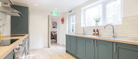 Kylskåp, mikrovågsugn, ugn och spishäll