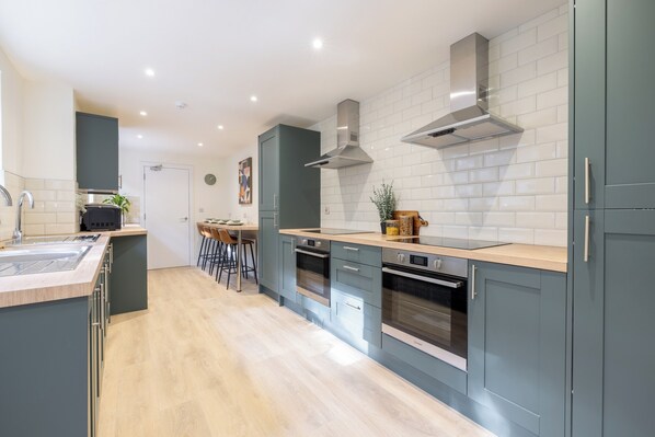 Réfrigérateur, four à micro-ondes, un four, surface de cuisson