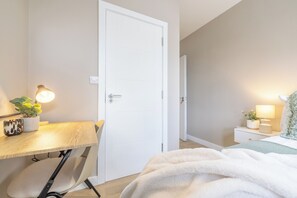 1 slaapkamer, een strijkplank/strijkijzer, wifi, beddengoed