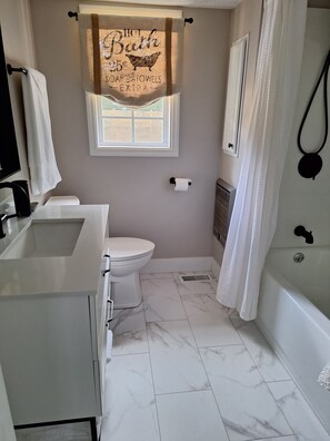 Hair dryer, towels, soap, shampoo - Charming 2-bedroom cottage in serene Erwin with AC, WiFi (Erwin)