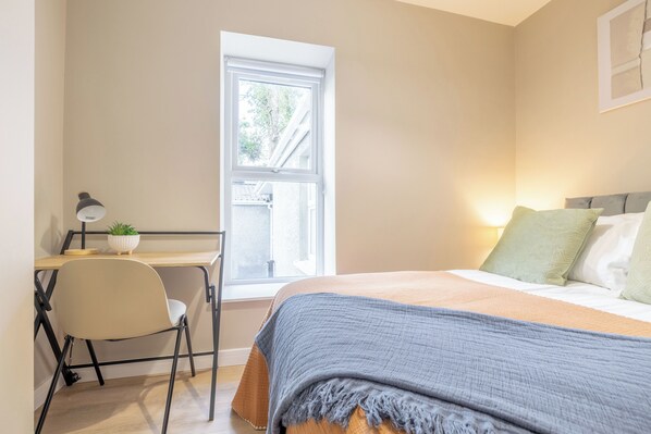 1 غرفة نوم ومكواة/لوح كي وواي فاي وملاءات أسرّة