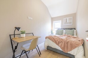 1 slaapkamer, een strijkplank/strijkijzer, wifi, beddengoed