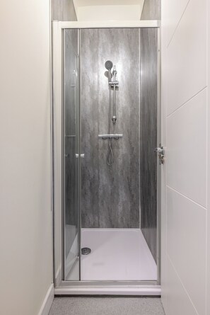 Een haardroger, handdoeken