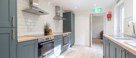 冷蔵庫、電子レンジ、オーブン、コンロ