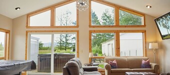 Appalachian retreat – Sleeps 18 | Hot Tub | Pool table | Near Skiing, Hiking & More!