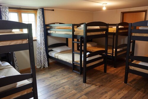 Appalachian retreat – Sleeps 18 | Hot Tub | Pool table | Near Skiing, Hiking & More!