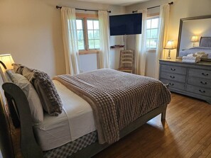 4 bedrooms, iron/ironing board, WiFi, bed sheets