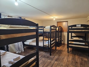 4 quartos, ferros/tábuas de passar roupa, Wi-Fi, roupa de cama