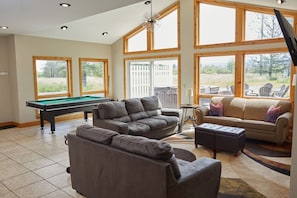 TV, fireplace
