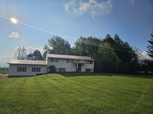 Appalachian retreat – Sleeps 18 | Hot Tub | Pool table | Near Skiing, Hiking & More!