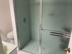 Een douche, handdoeken, toiletpapier