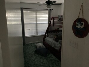 4 habitaciones, tabla de planchar con plancha, wifi y ropa de cama