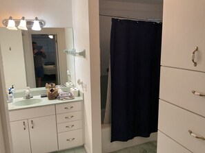 Douche, serviettes fournies, papier toilette