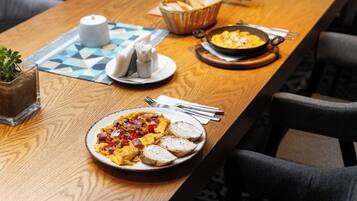 Daily continental breakfast (EUR 5 per person)