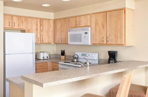 Private kitchen - Resort with mobility accessible 1 bedroom in cool Seaside. (Seaside)
