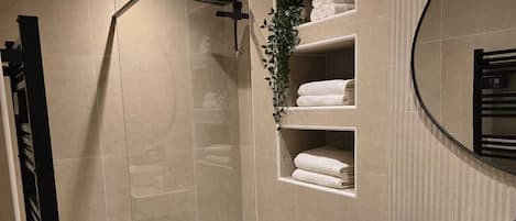 Douche, serviettes fournies, papier de toilette