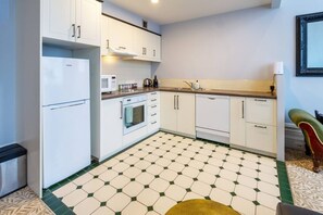 Een koelkast, een microgolfoven, een oven, een kookplaat