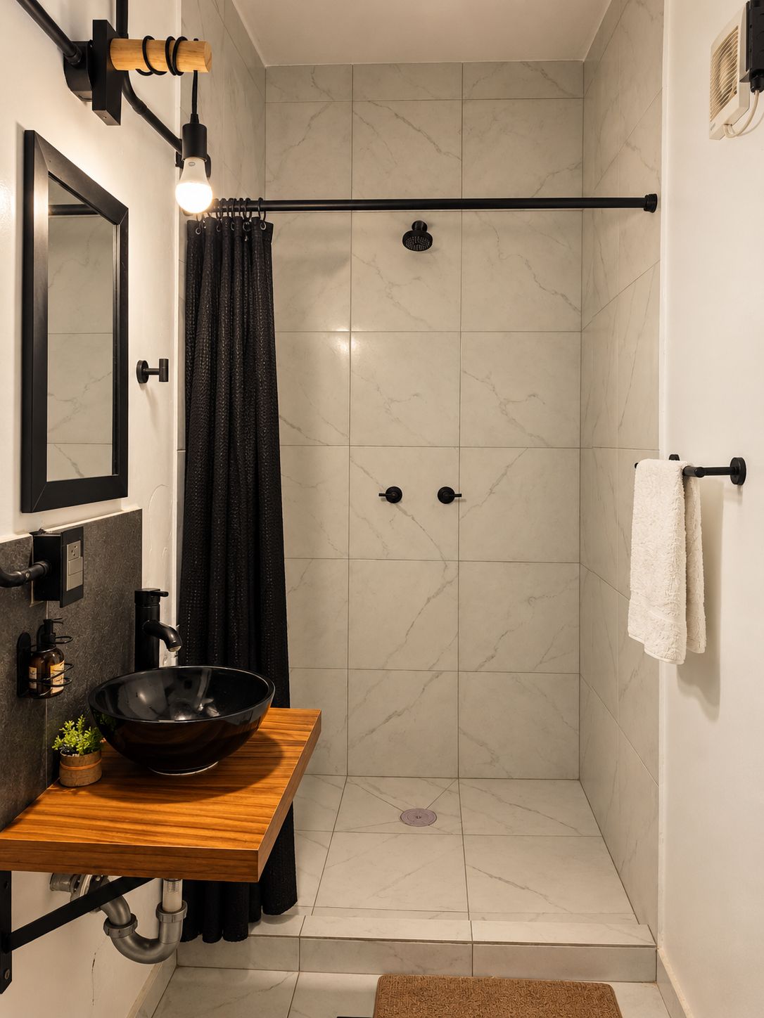Een moderne badkamer met een houten wastafelmeubel, een zwarte wasbak, een douche met een zwart gordijn en een handdoekrek.
