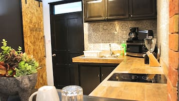 Deluxe Apartment | Private kitchen | Coffee/tea maker
