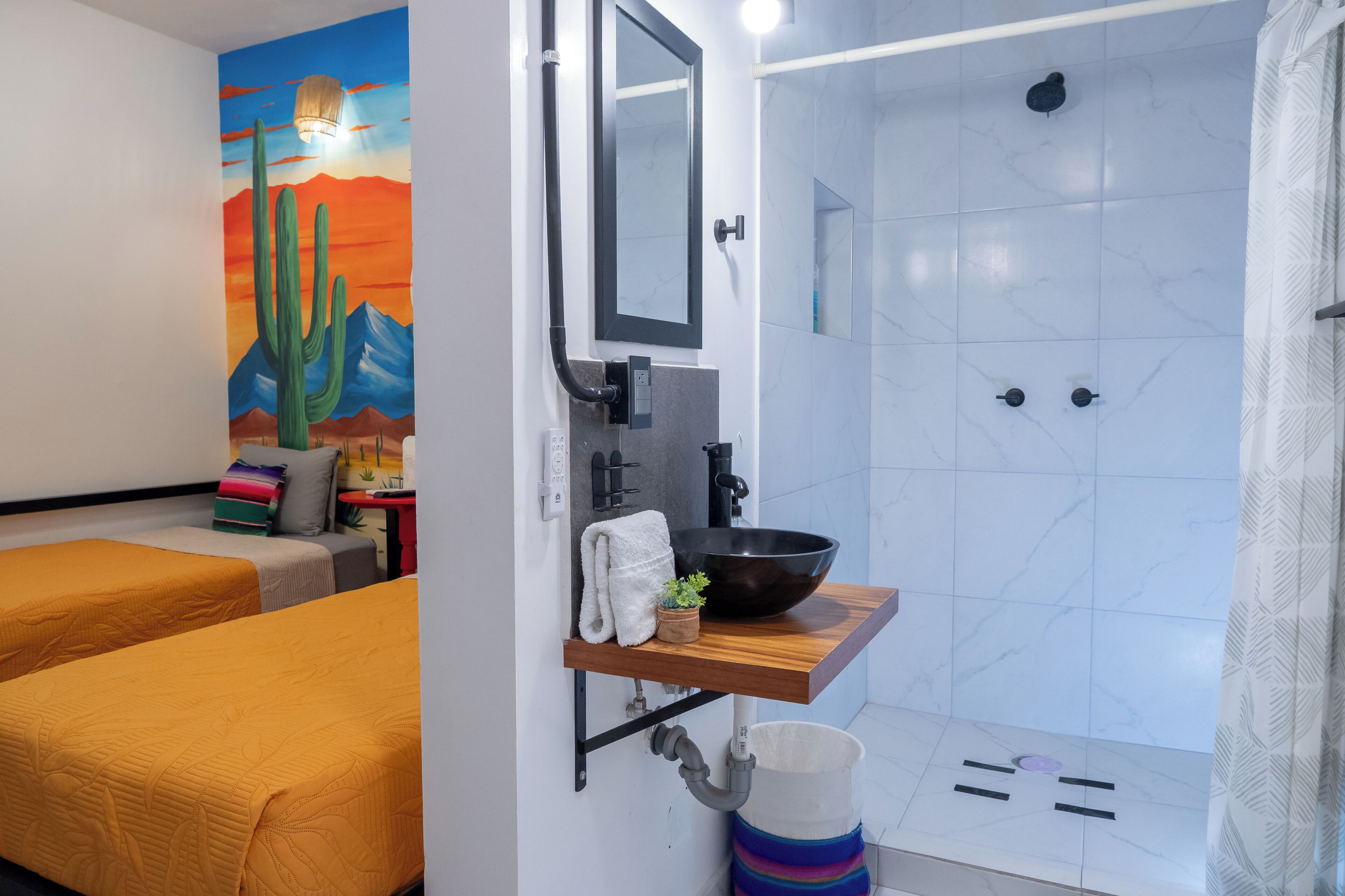 Familie appartement | Badkamer | Een douche, een regendouche