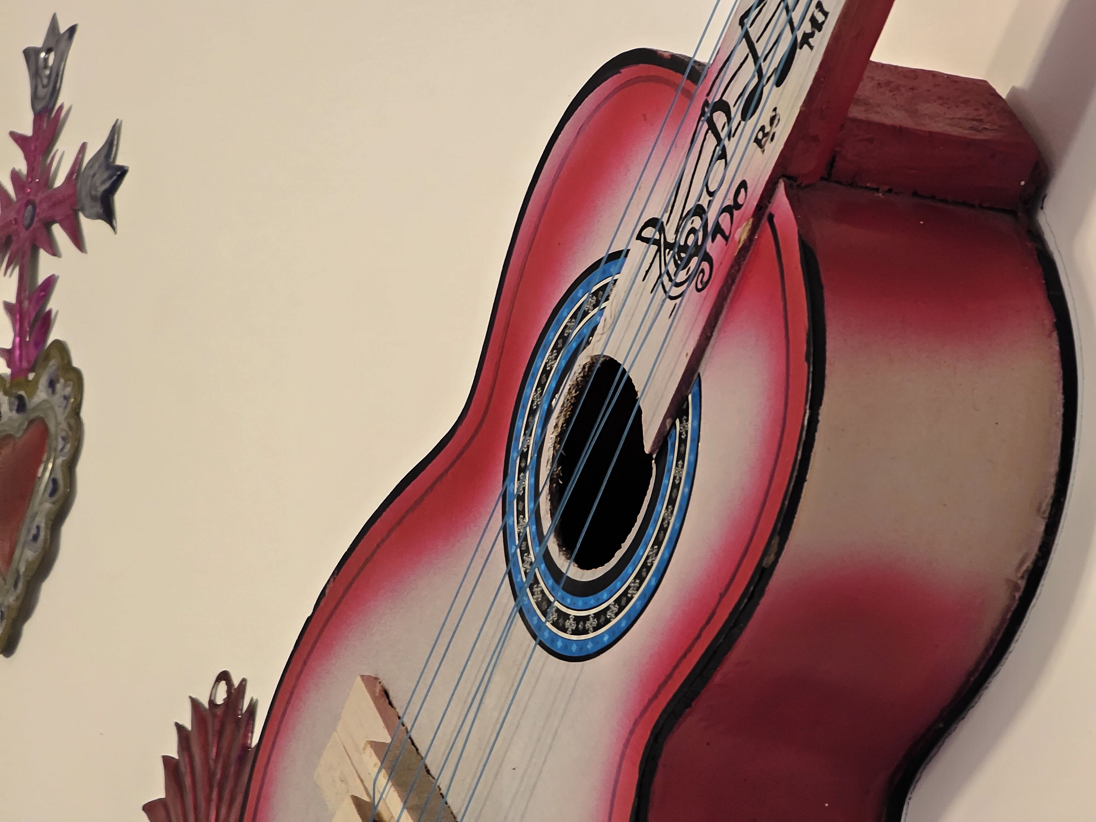 Une guitare murale ornée de notes de musique.